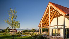 Díky velkému pesahu stech se v lét, kdy je sluníko celý den vysoko,...