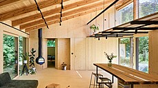 Na skalnatém svahu nad Sázavou stojí rodinný dům z počátku 20. století a visutá... Na skalnatém svahu nad Sázavou stojí rodinný dům z počátku 20. století a visutá...