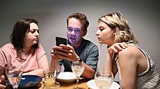 Julia Issa, Adam Ernest a Simona Lewandowska v seriálu Mladá krev (2025)