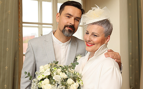 Iva Lecká a Vojta Efler si ekli ANO na zámeku v Horních Poernicích.