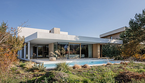 Pesah stechy nad terasou u bazénu je vykonzolován a do délky esti metr,...