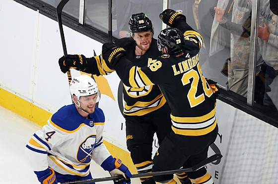 Útoník David Pastrák (uprosted) se raduje se svým bostonským spoluhráem...