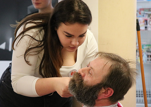 Charitativní holení se uskutení ve foyer chirurgického pavilonu novomstské...