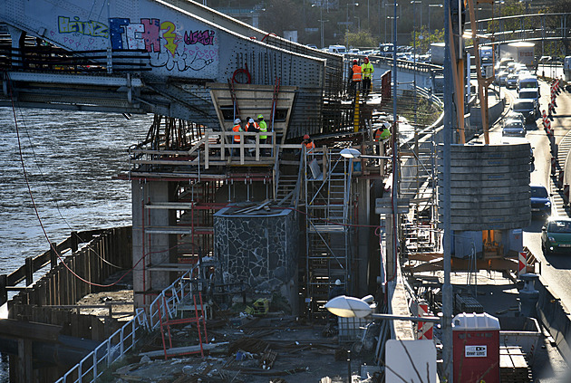 Kvůli drobné nehodě v Ústí nad Labem zkolabovala doprava. Školáci spěchali pěšky