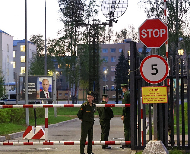 Jsme tu jako rukojmí. Ruské vojenské akademie nedovolují kadetům odejít