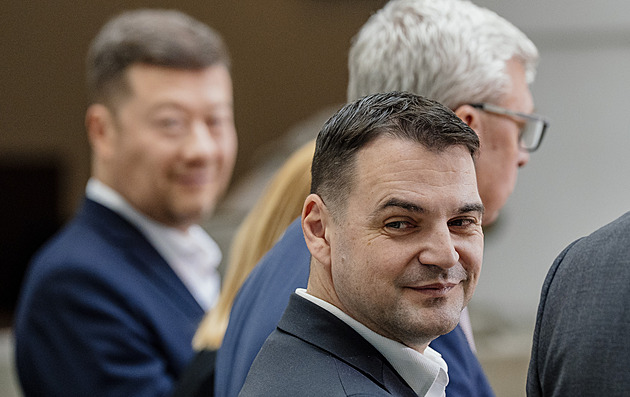 Budoucí opozici vadí, že vládní poslanci podepíší dodatek ke koaliční smlouvě