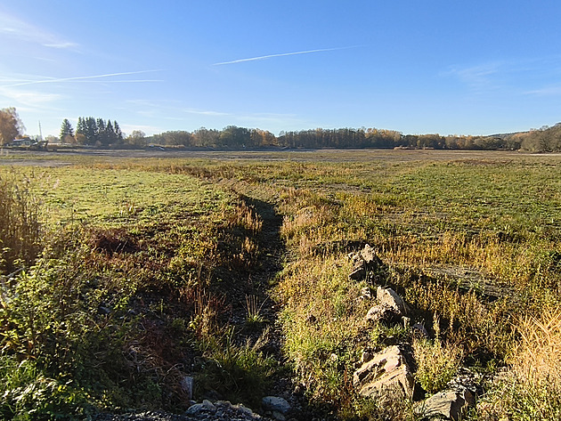 Nejistá letní sezona na Rosničce, odbahněný rekreační rybník čeká na vodu