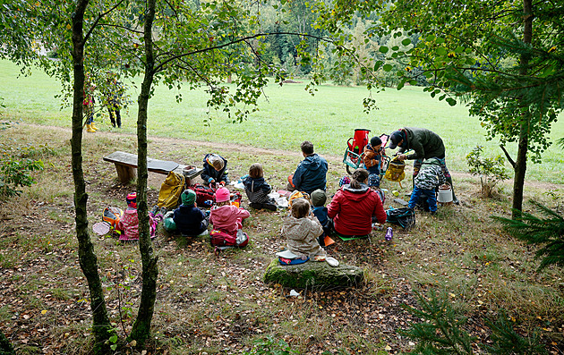 Holínky, čepice a pracovní rukavice. Děti z lesní MŠ chodí ven za každého počasí