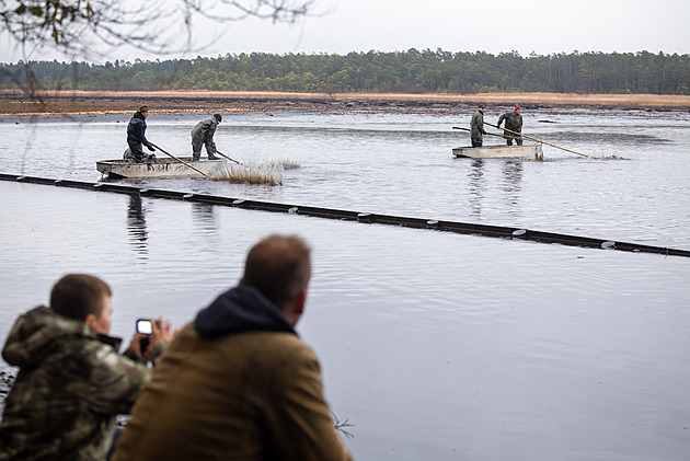 OBRAZEM: Výlov v dešti a navíc rašelina. Příroda s námi nehraje, říkají rybáři
