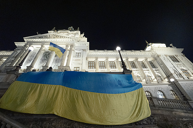 Demonstranti vrátili ukrajinskou vlajku k Národnímu muzeu. Chtějí ji zpátky nahoru