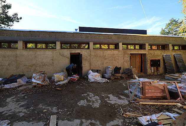 Unikátní síň na hřbitově do Dušiček opravit nestihnou, hotovo bude asi v lednu