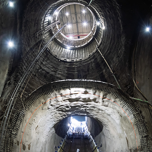 OBRAZEM: Milník pro metro D. První stanice je vyražena, podívejte se dovnitř
