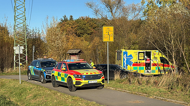 Srážka autobusu a auta na východě Prahy. Jeden z řidičů přišel o nohu