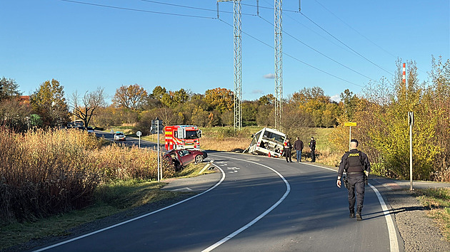 Srážka autobusu a osobního vozu na východě Prahy. Řidič auta přišel o nohu