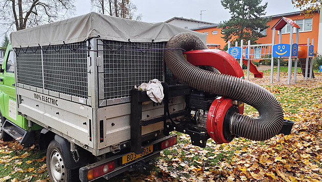 Chlumec podnikl kontrolní úklid zahrady, chce smír s manželi ohledně listí