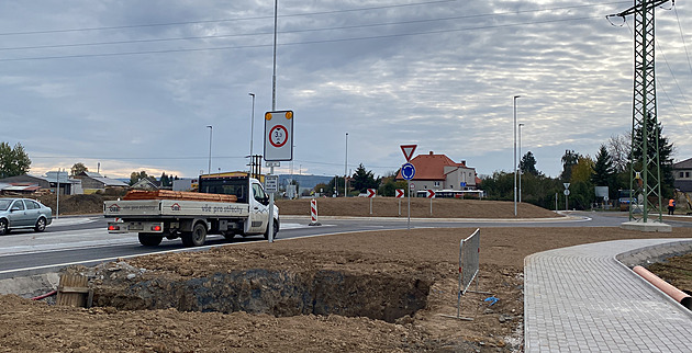 Průtah Nezvěsticemi je po letech hotový, vznikl i kruhový objezd