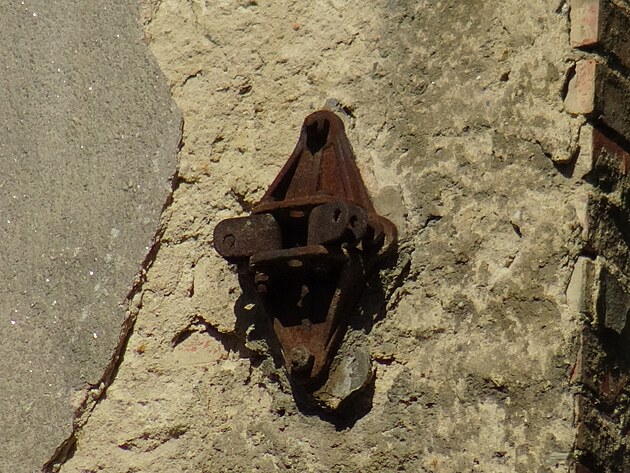 Подвесы верхней линии на доме по улице Фюгнерова GPS: 49.8537828N,...