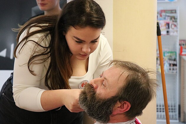 Charitativní holení se uskutení ve foyer chirurgického pavilonu novomstské...