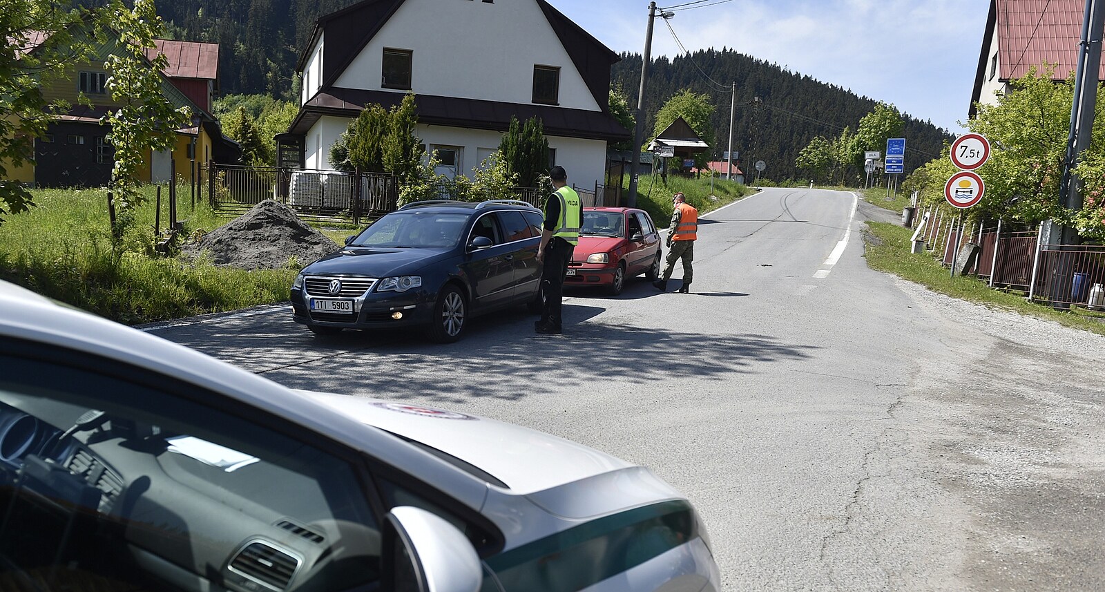 Na Slovensku jezdí první žandárové. Mohou zastavovat auta i zadržet podezřelé