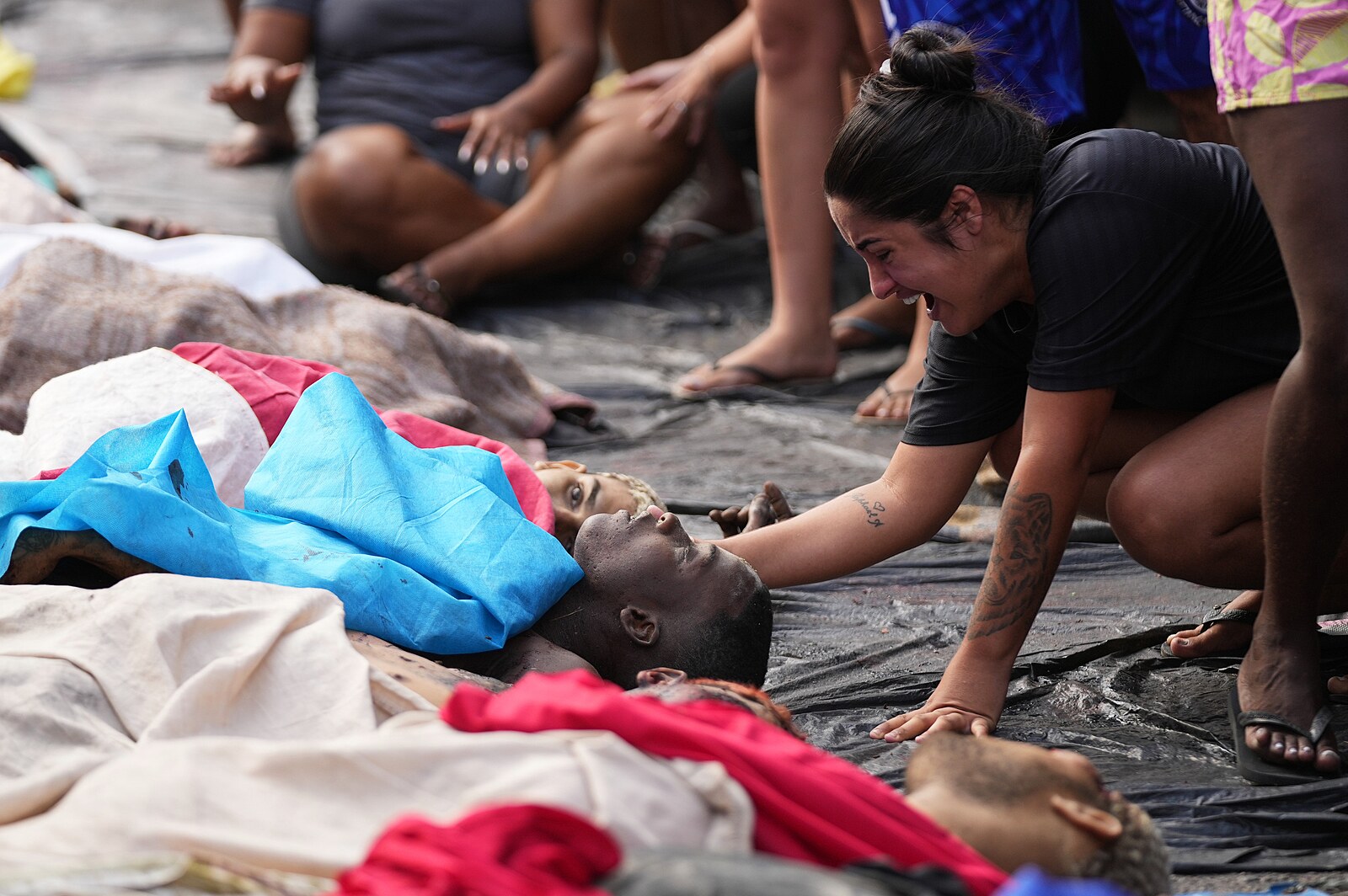 Vrazi, vždyť se vzdávali! Rio zachvátily protesty, místní popisují policejní masakr