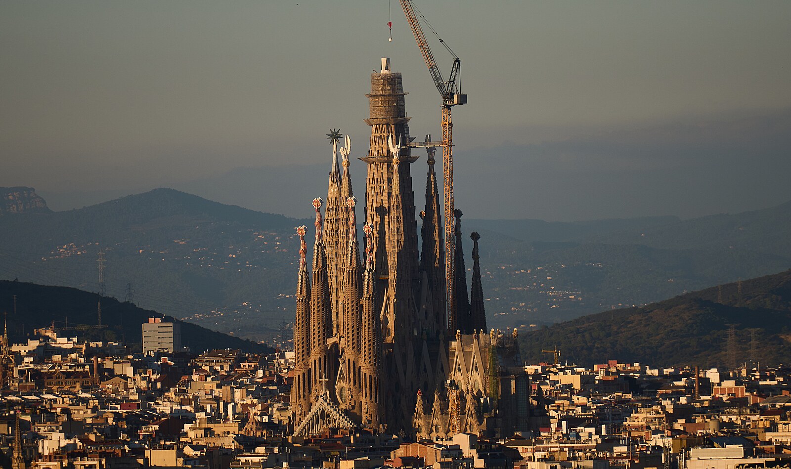 Sagrada Familia dosáhla svého nejvyššího bodu. Podívejte se, kolik měří hlavní věž