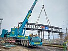 St�edn� ��st nov� l�vky o hmotnosti 48 tun a d�lce 37 metr� usazoval na...