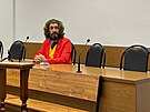 Luk Stank piel k Okresnmu soudu v Tachov v obleku zporn komiksov...