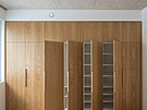 Interiéry kombinují p�iznaný �elezobeton s dubovými dýhami.