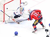 Pardubický Jáchym Kondelík pekonává Oscara Danska v brance Kladno.