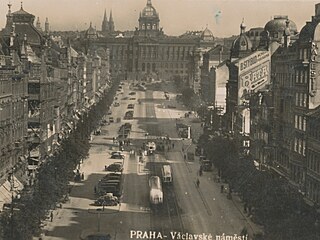 Václavák byl tehdy stejn� jako dnes �ivou výkladní sk�íní hlavního m�sta.