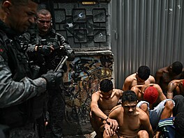 Názorným p�íkladem takového extrémn� hostilního prost�edí byl Blok B v Cândido...