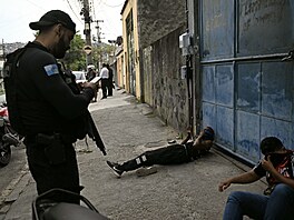 Rozptýlení �politických� mezi sprosté vrahy a násilníky je m�lo zni�it. Doslova...