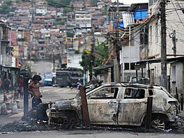 P�vodní postup, izolovat politické odp�rce od zbytku spole�nosti, vytvo�it pro...