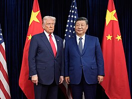 Americký prezident Donald Trump a jeho �ínský prot�j�ek Si �in-pching se...