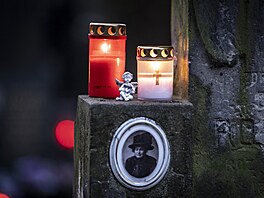 Lidé uctívají zesnulé bhem duiek na Olanském hbitov.