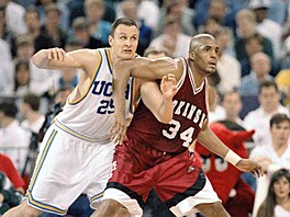Ji�í Zídek (vlevo) z UCLA a Corliss Williamson z Arkansasu se p�etla�ují ve...