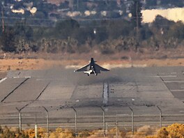 Letadlo, které pro NASA postavila letecká spole�nost Lockheed Martin, vzlétlo...