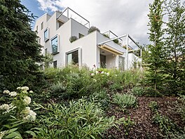 do svahu se vak rozrstá a ve vech podlaích se otevírá do zelen.