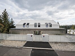 Z ulice psobí stídm  jednopodlaní hmotou se ikmou stechou