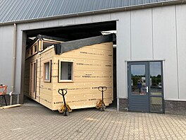 Tehdy si nechala od tí student navrhnout svj první minidm. Stavbu postavil...