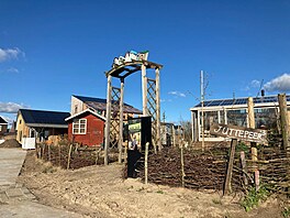 Zaala hledat pozemek. Vhodný nala na druhé stran zem  v Olstu, který leí...