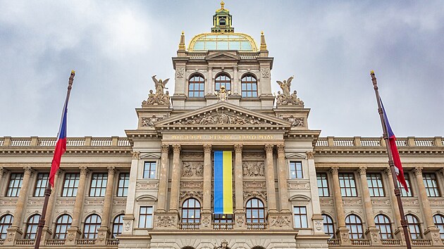 Fasáda Národního muzea zůstala bez ukrajinské vlajky. Vraťte ji, burcuje Kaputin