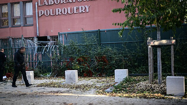 Francouzsk� ��ady zatkly �est osob, kter� se ve �tvrtek vloupaly do rafinerie na �i�t�n� zlata v Lyonu a ukradly zlato v hodnot� 12 milion� eur (t�m�� 300 milion� korun). (30. ��jna 2025)