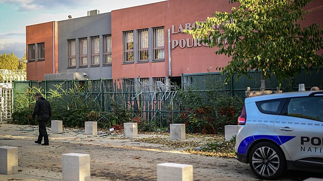 Francouzsk� ��ady zatkly �est osob, kter� se ve �tvrtek vloupaly do rafinerie na �i�t�n� zlata v Lyonu a ukradly zlato v hodnot� 12 milion� eur (t�m�� 300 milion� korun). (30. ��jna 2025)