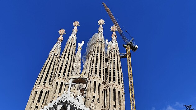Dlnci na chrm Sagrada Famlia v Barcelon umstili doln st ke, stavba se tak stala nejvym kostelem na svt. (30. jna 2025)