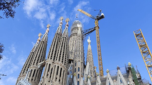 Dlnci na chrm Sagrada Famlia v Barcelon umstili doln st ke, stavba se tak stala nejvym kostelem na svt. (30. jna 2025)