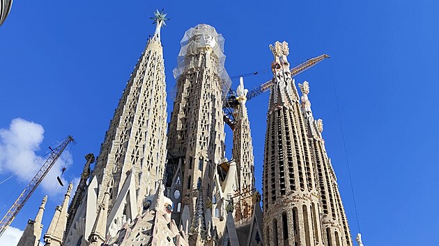 Dlnci na chrm Sagrada Famlia v Barcelon umstili doln st ke, stavba se tak stala nejvym kostelem na svt. (30. jna 2025)