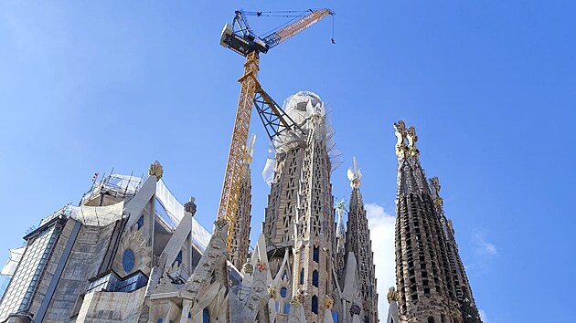 Dlnci na chrm Sagrada Famlia v Barcelon umstili doln st ke, stavba se tak stala nejvym kostelem na svt. (30. jna 2025)
