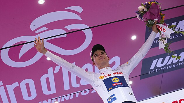 �esk� cyklista Mathias Vacek v b�l�m dresu po p�t� etap� Giro d�Italia.