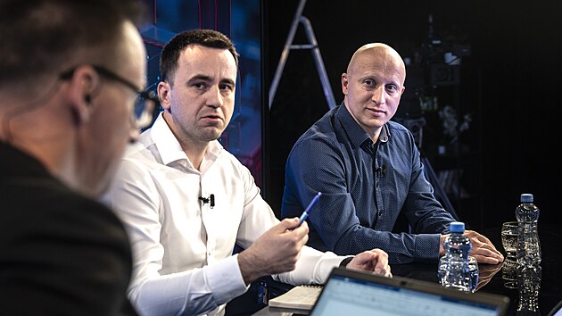 Kulat� st�l na t�ma Kybernetick� bezpe�nost. Hosty jsou Tom� Havrda, VigilTech, Enterprise Architect, Petr �imsa, PwC, Cybersecurity Compliance Senior Manager, V�clav Zubr, Cybersecurity Solution Architect, ESET a V�clav Sv�tek, gener�ln� �editel �MIS. (30. ��jna 2025)